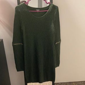 Forest green, long sleeve, tunic dress with zippers on each elbow… that work.